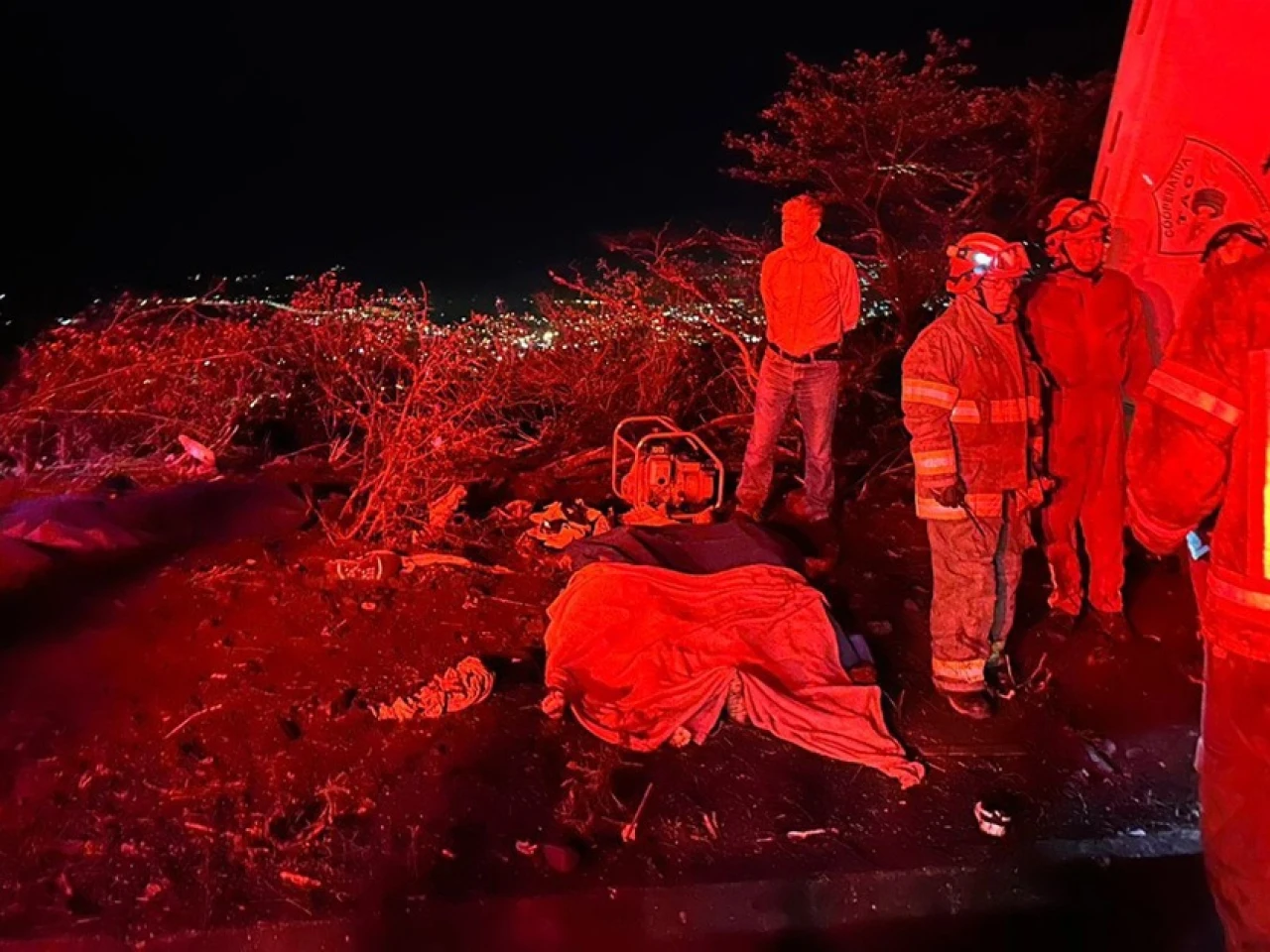 18 personas fallecieron en accidente entre autobús y vehículo en Loja