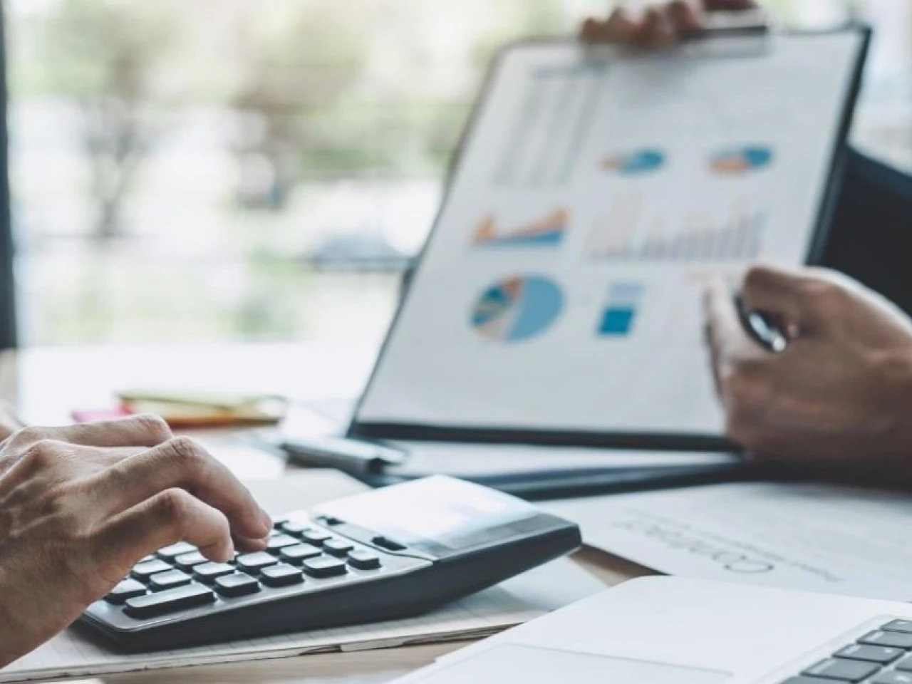 La tramitología complica la creación de empresas en Ecuador