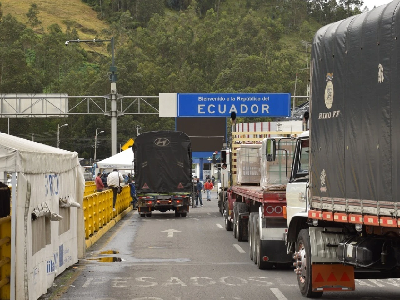 Ecuador y Colombia abren su frontera terrestre a conductores de carga pesada