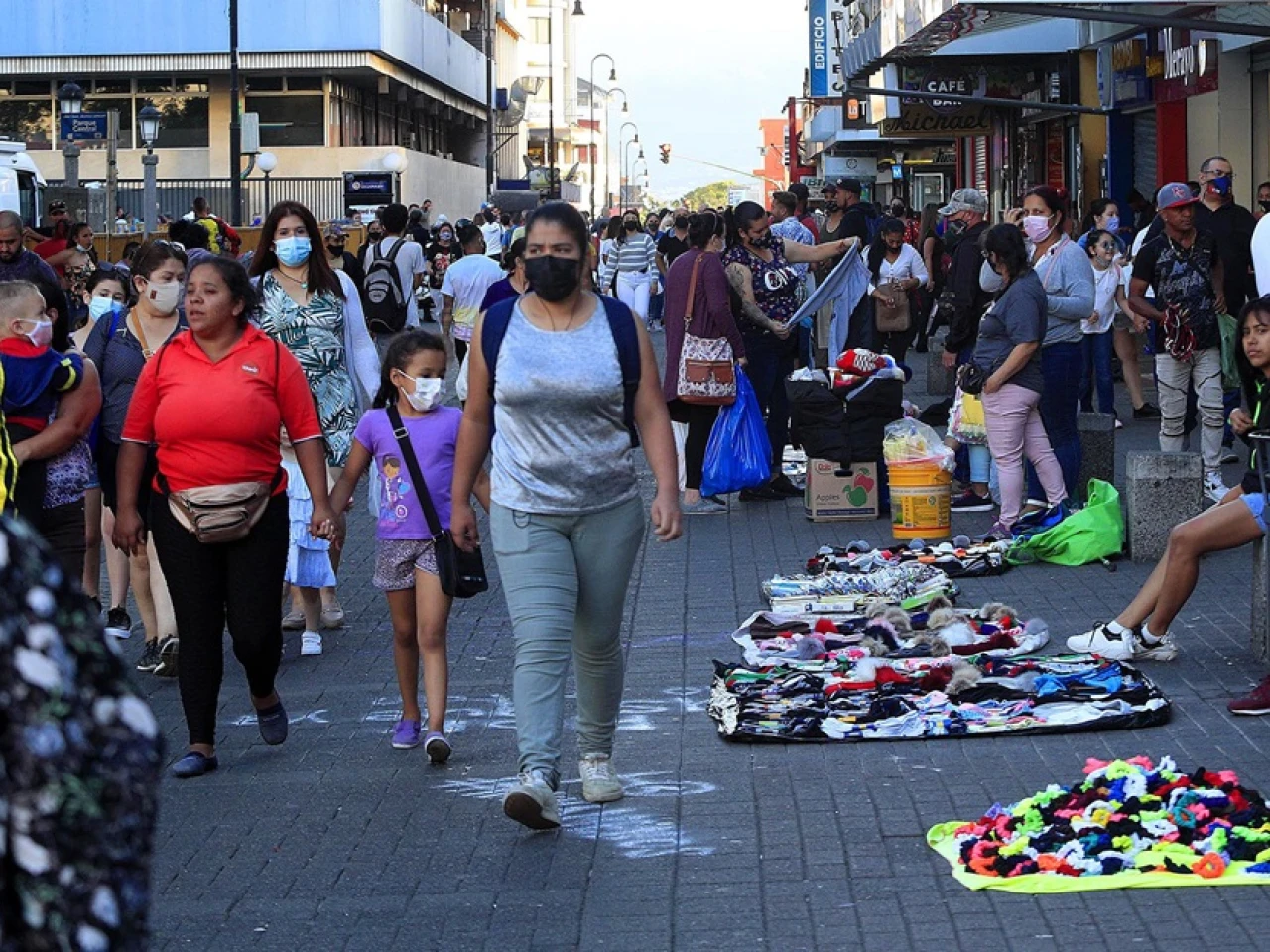 Más del 54 % de los ecuatorianos con empleo trabaja en el sector informal, según encuesta