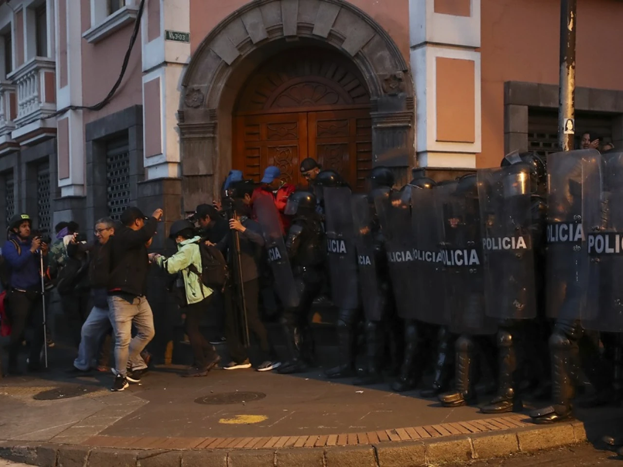 El gobierno enfrentó primeras manifestaciones por el alza de las gasolinas