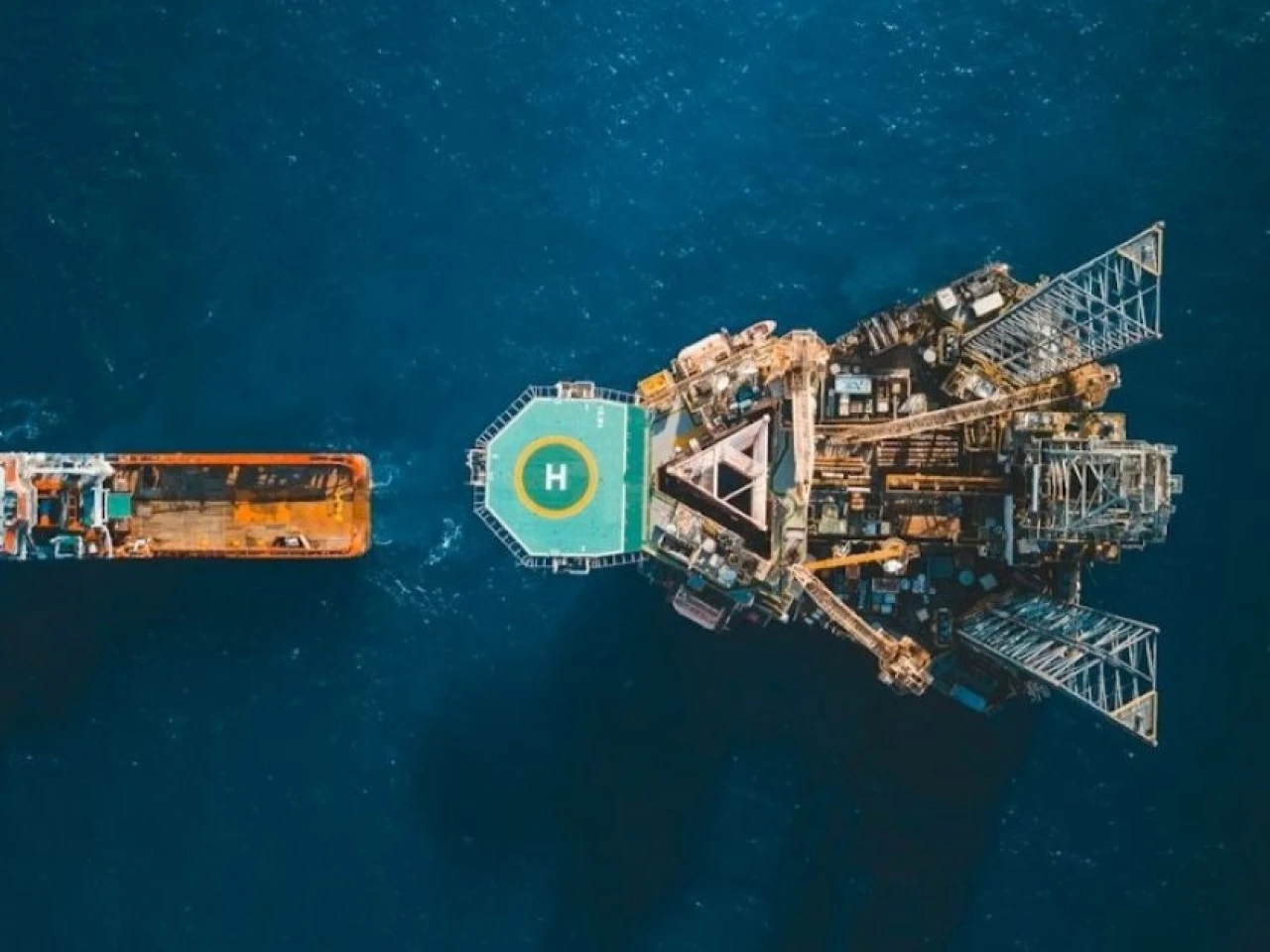 IEA y OPEP anticipan un mercado petrolero volátil y combustibles más caros en 2026