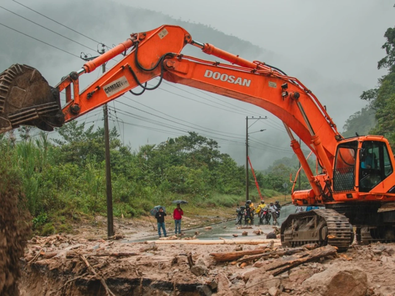 Lluvias provocaron deslaves en la vía Baños-Puyo