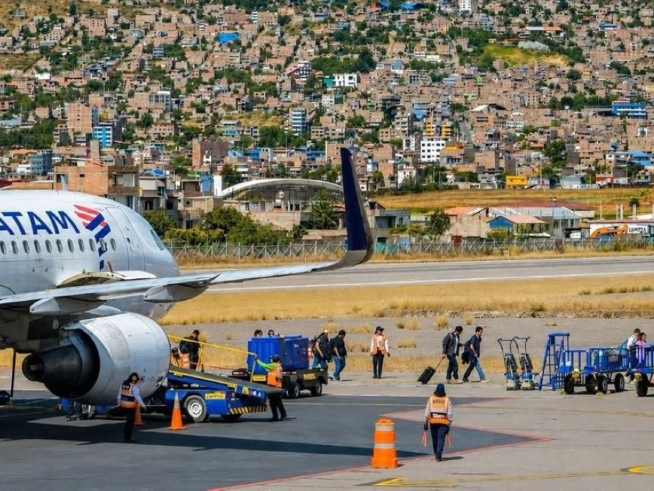 Perú impulsa nuevas rutas aéreas para conectar la Amazonía, la costa y Cuenca