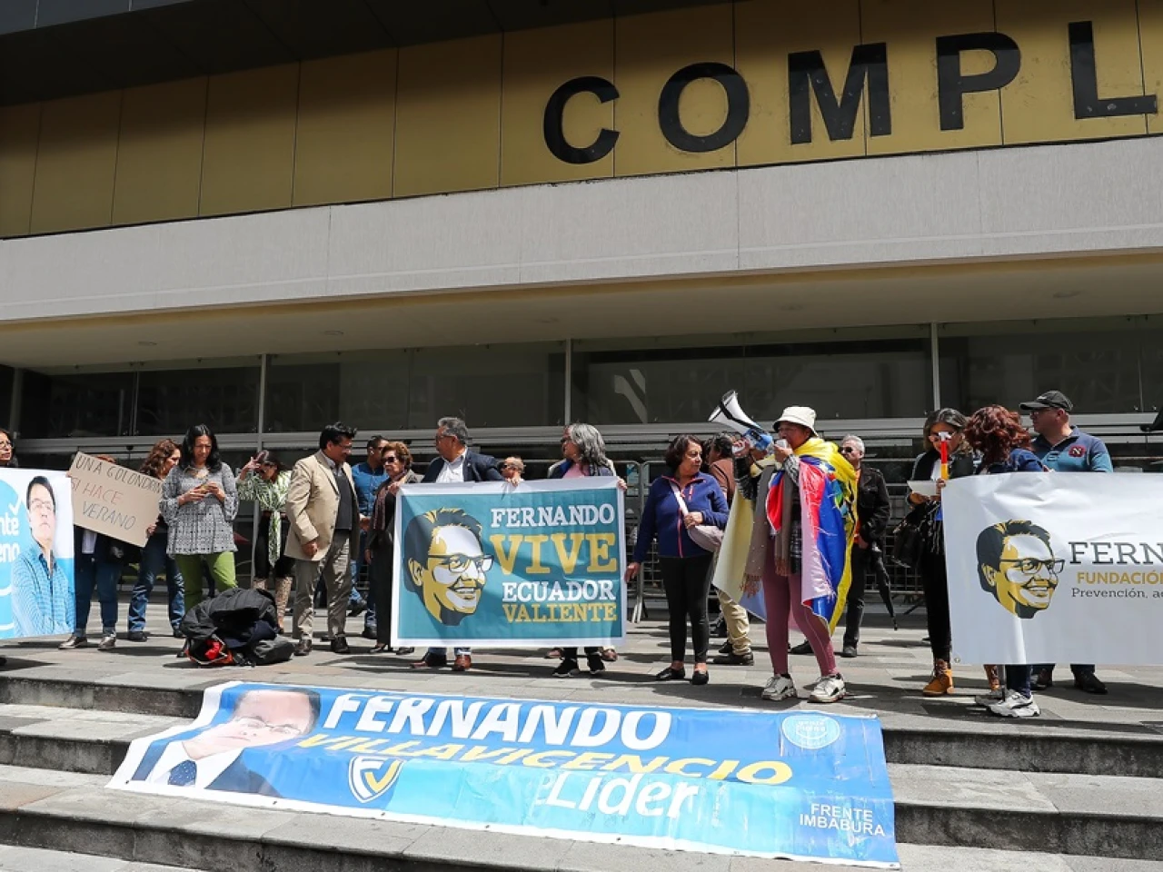 Un plantón exige justicia para Fernando Villavicencio