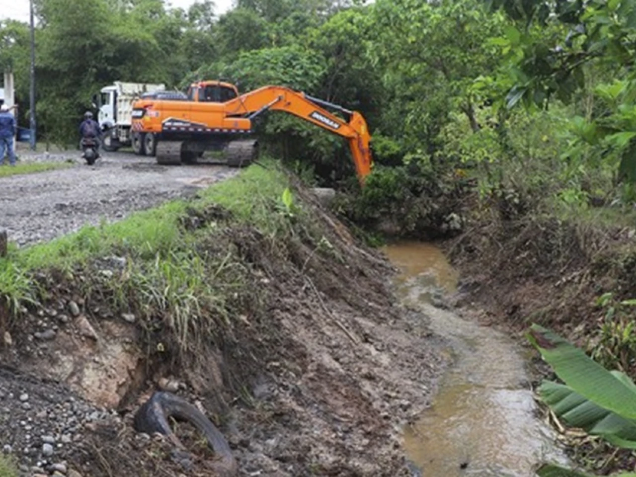 La limpieza de zanjas se lleva a cabo en El Coca