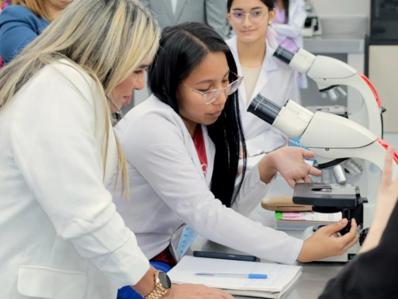 Ecuador busca acreditar sus carreras médicas bajo estándares que pide Argentina