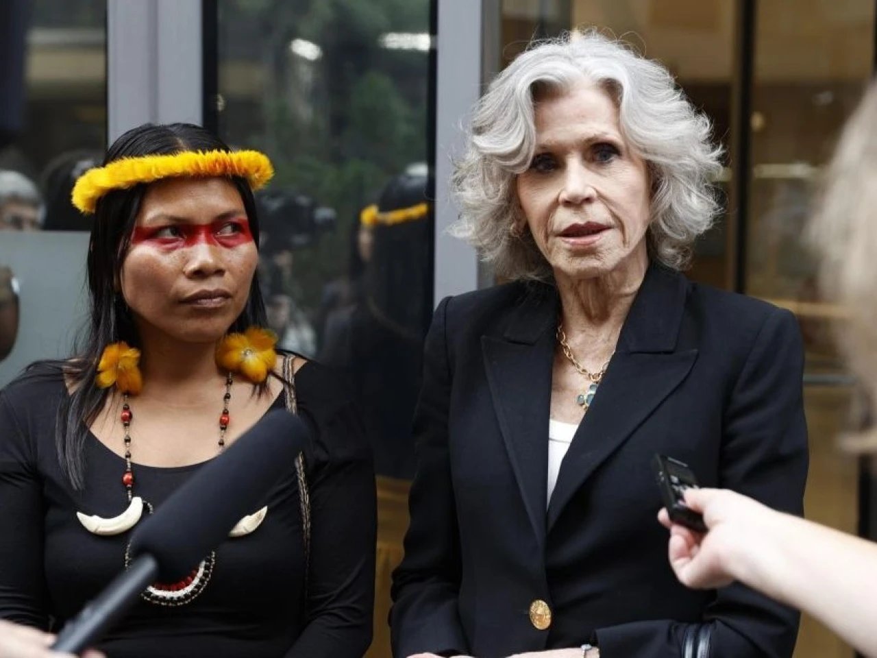 Jane Fonda y Eugenio Derbez se unen a campaña contra planes petroleros de Ecuador