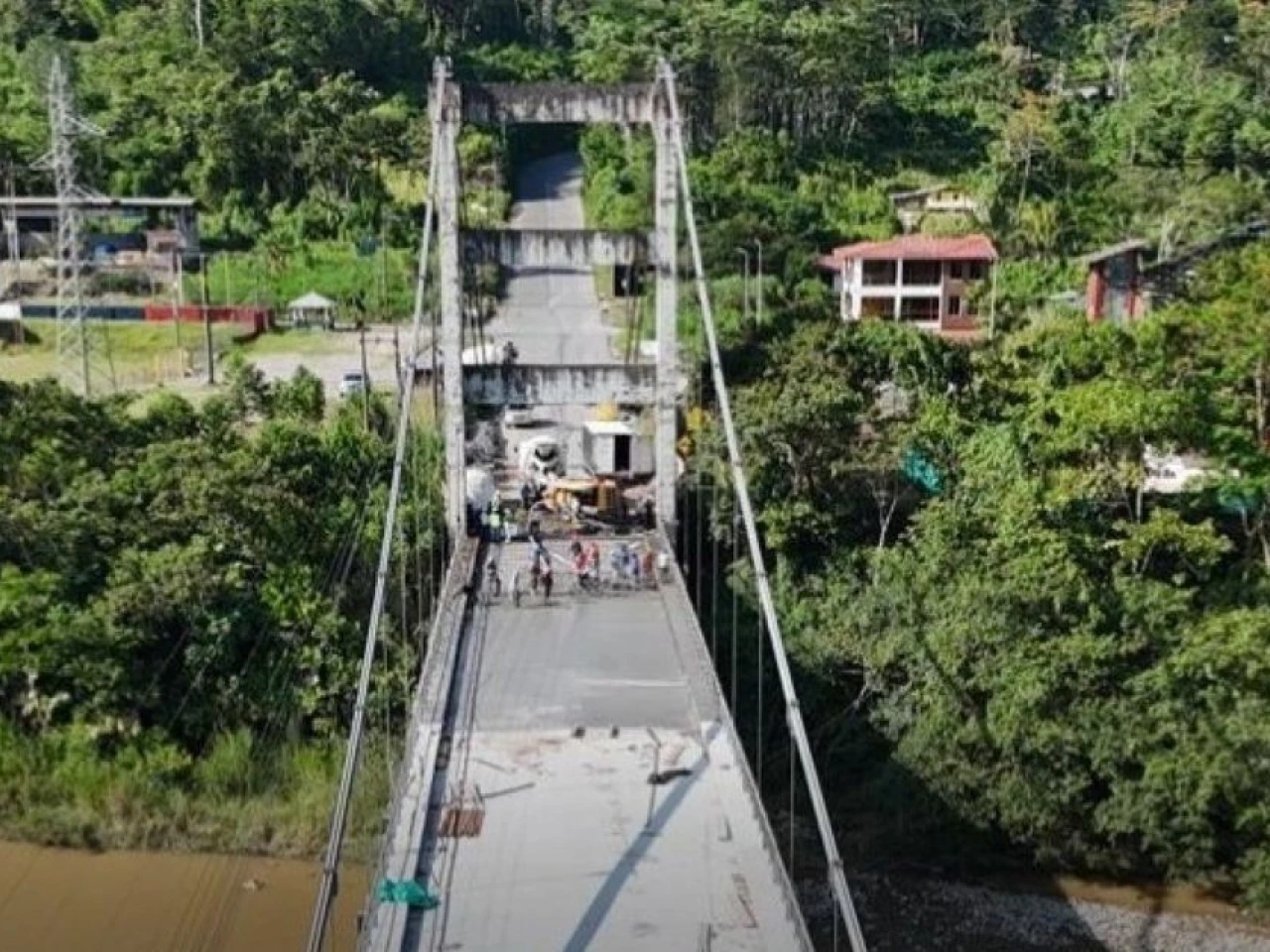 Puente sobre el río Napo registra 75 % de avance