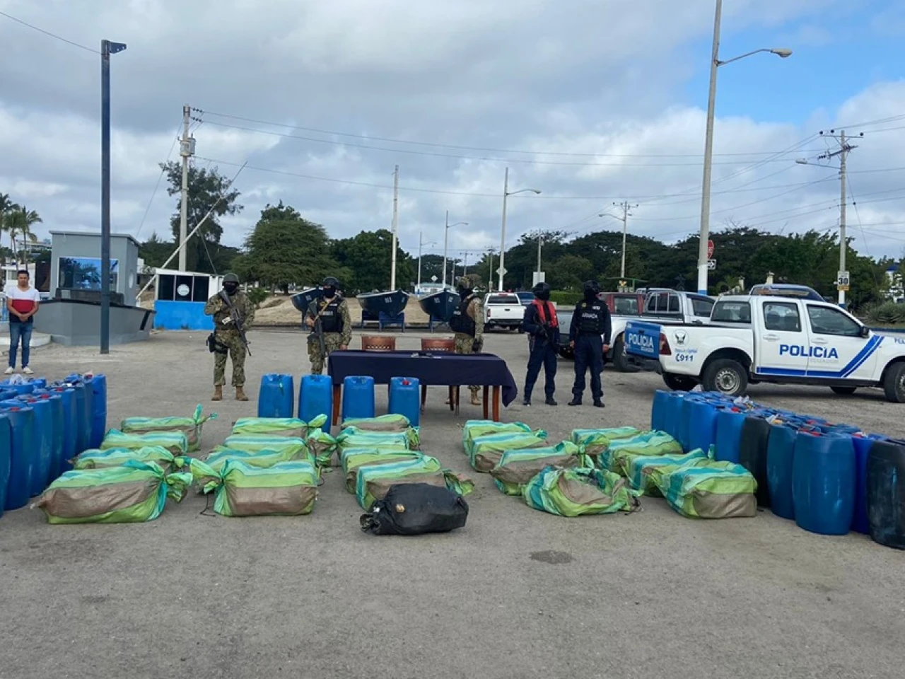 Una lancha con una tonelada de cocaína fue capturada cerca a Santa Elena