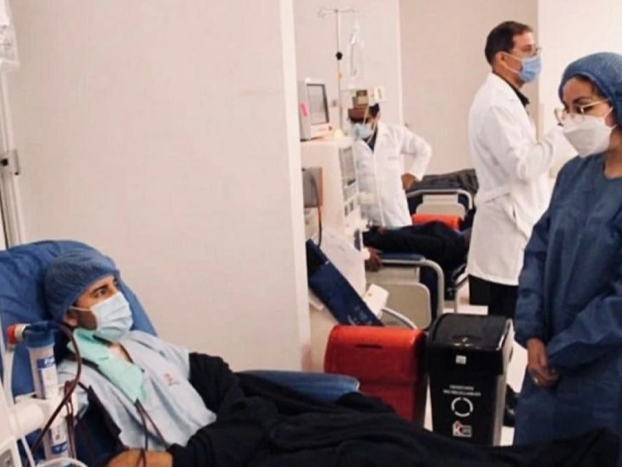 Deuda estatal con clínicas de diálisis angustia a miles de pacientes