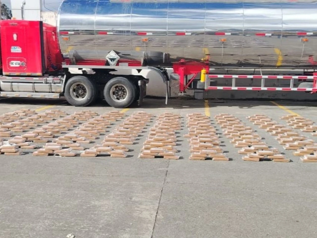 La Policía decomisó 550 kilos de cocaína en un vehículo en Carchi