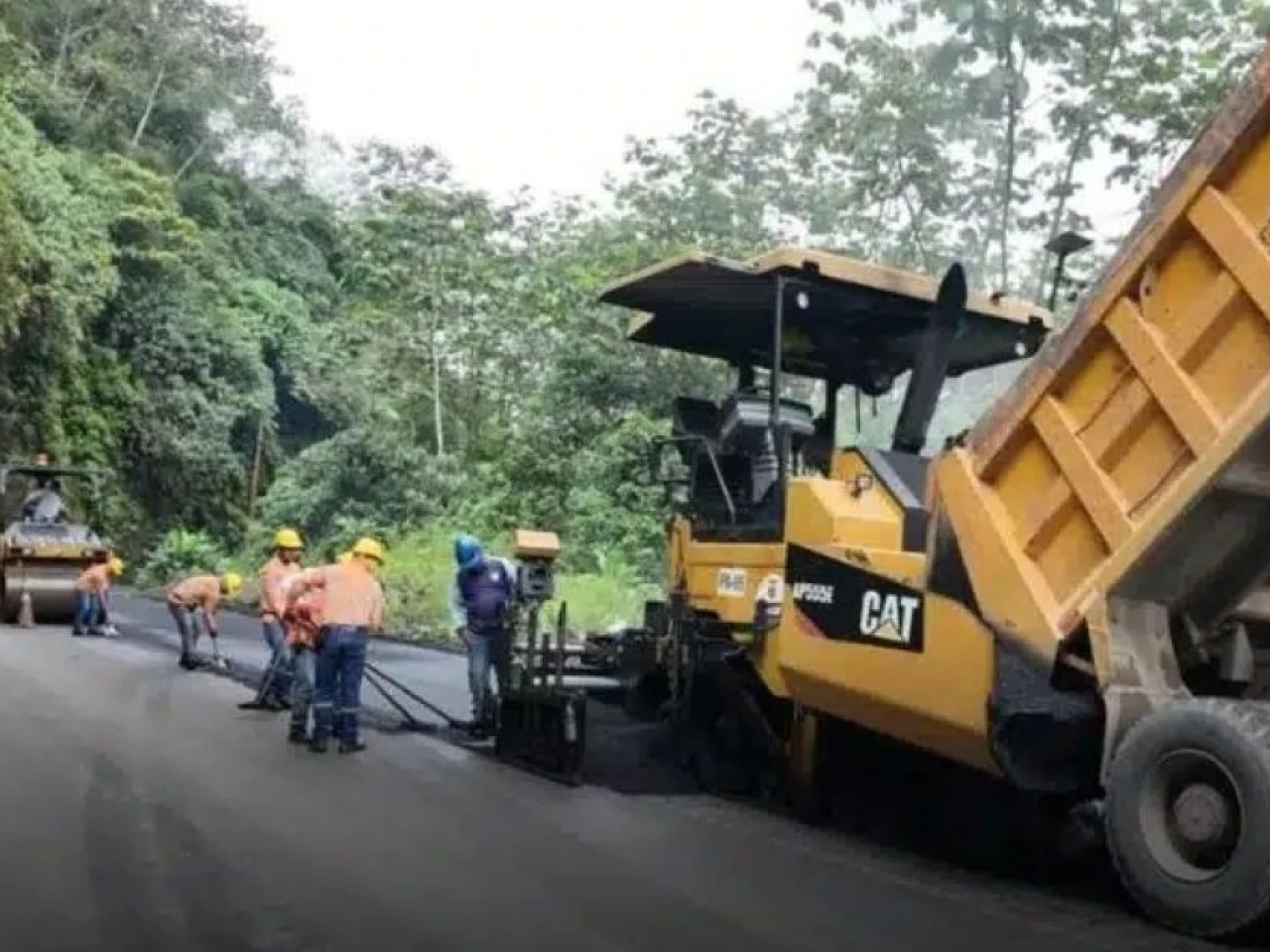 Ecuador acelera obras en la Amazonía con avances en la vía E45 y un plan de 140 viviendas subsidiadas