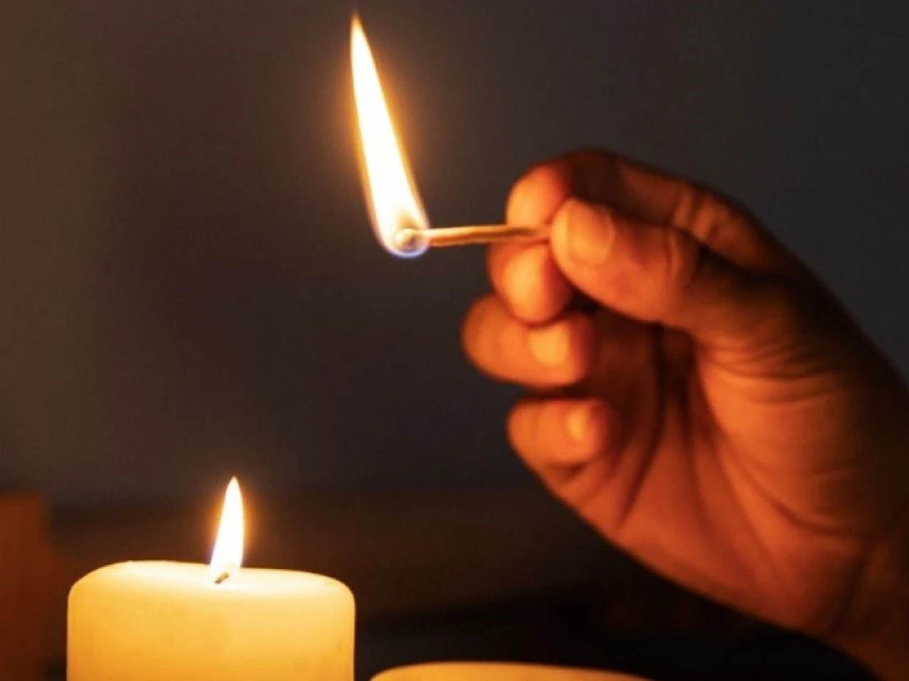 Ecuador enfrenta riesgo de apagones para un millón de familias pese a oferta energética de Colombia