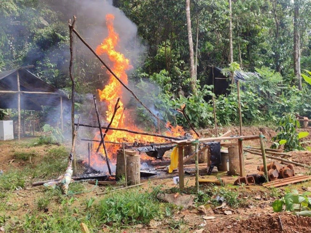 Orellana: Ataques aéreos destruyeron maquinaria de minería ilegal 