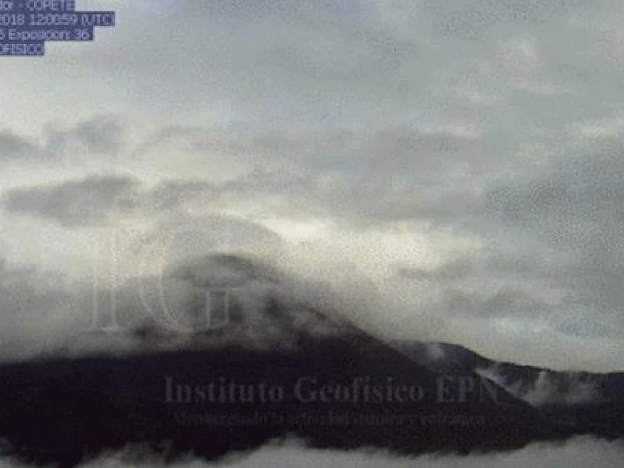 Técnicos divisan flujo de lava desde el volcán Reventador