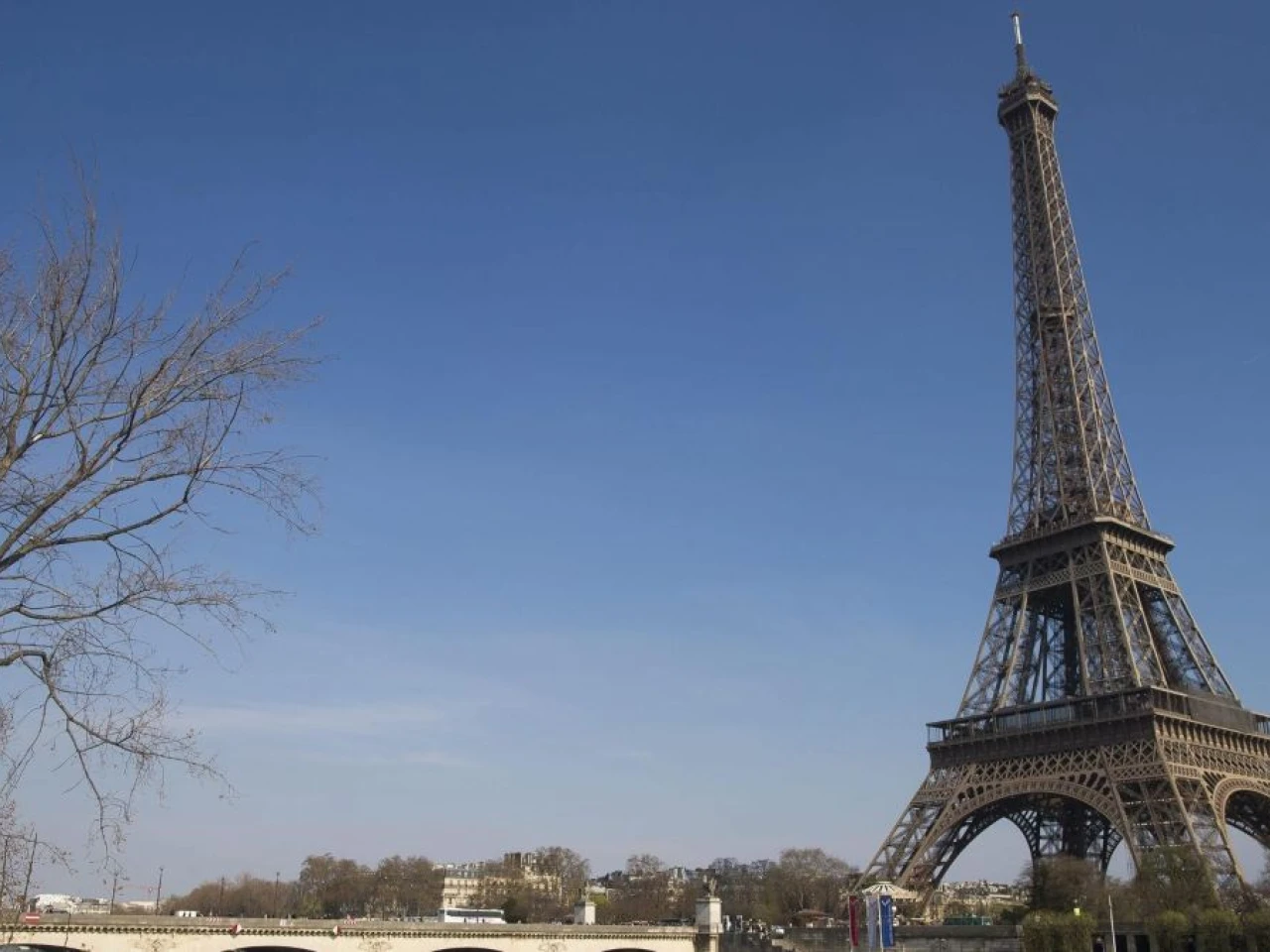 La torre Eiffel evacuada por cortocircuito en los ascensores