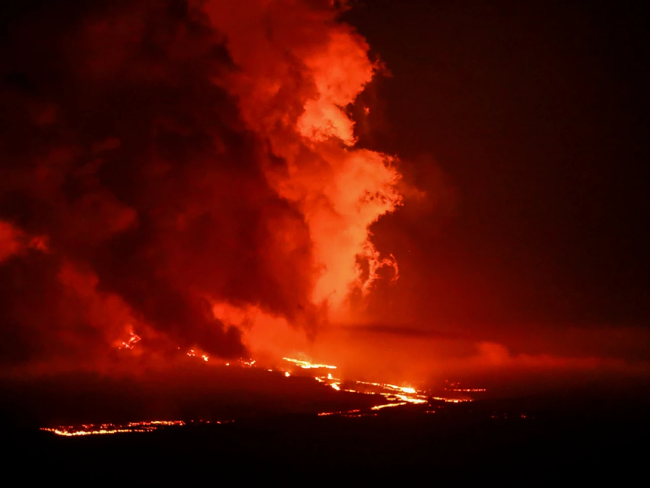 El volcán La Cumbre mantiene flujo de lava pese a tendencia a la baja