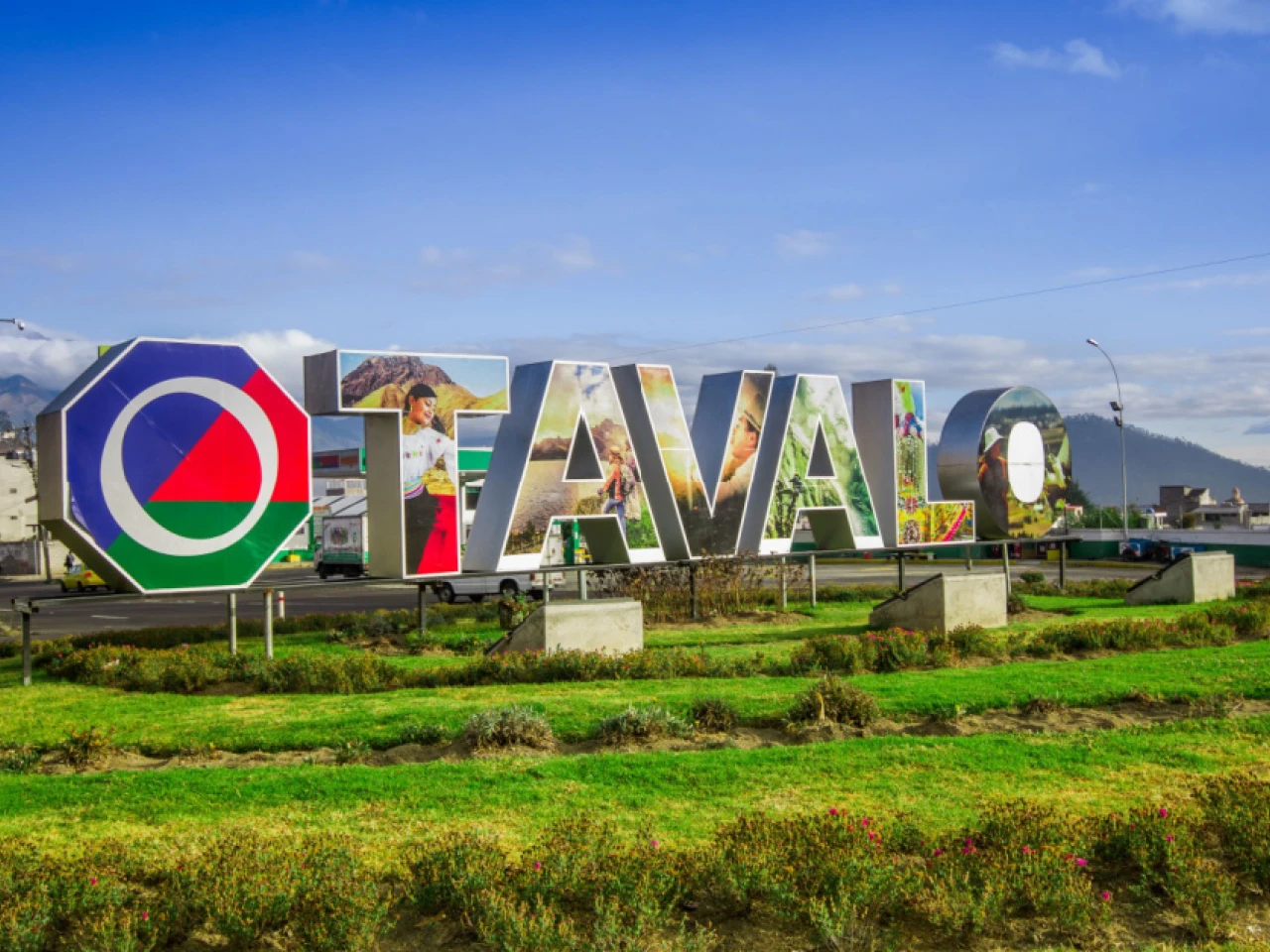 Los trajes típicos otavaleños utilizan varias piezas costosas