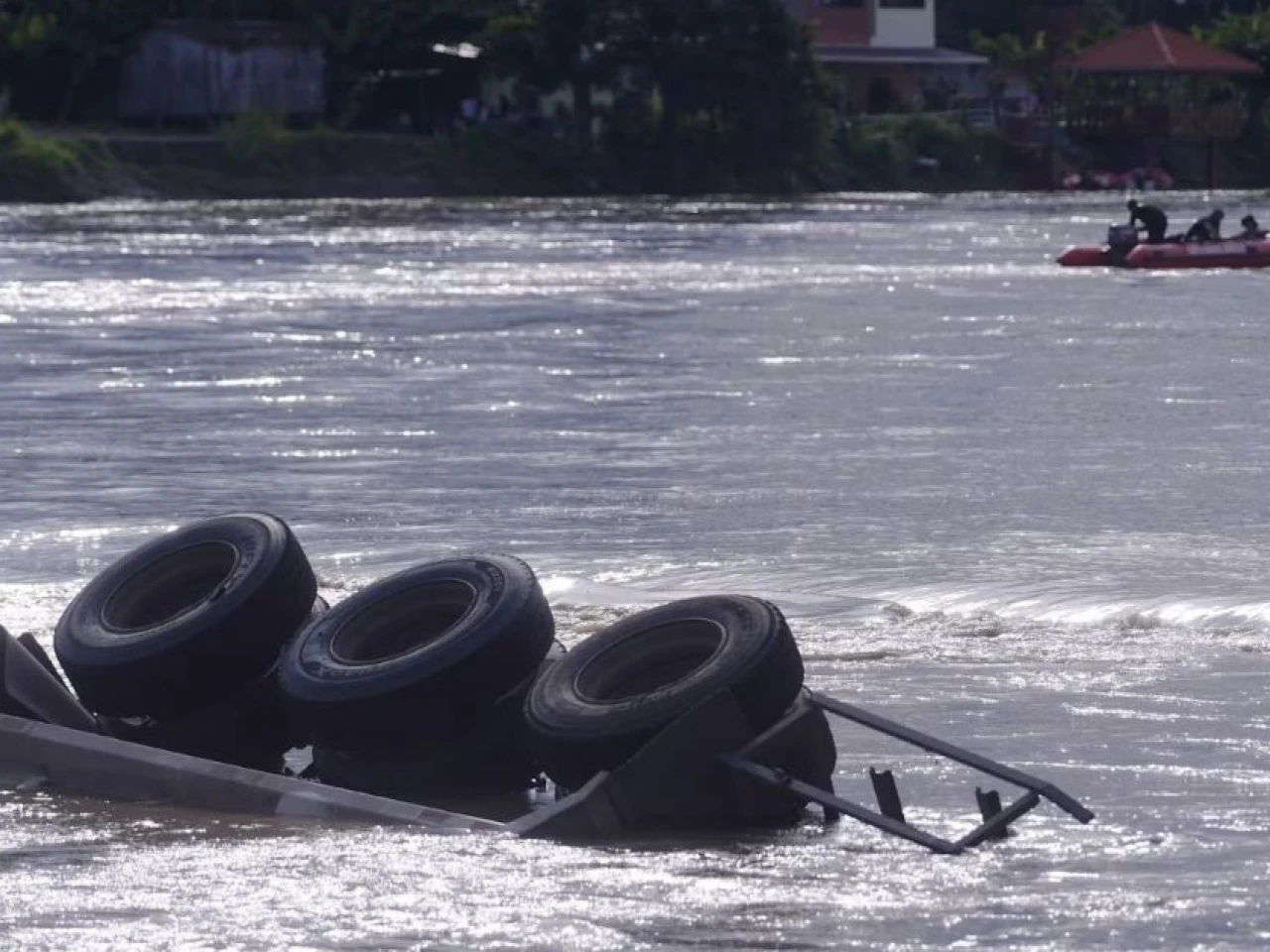 El número de muertos por caída de puente subió a 3 