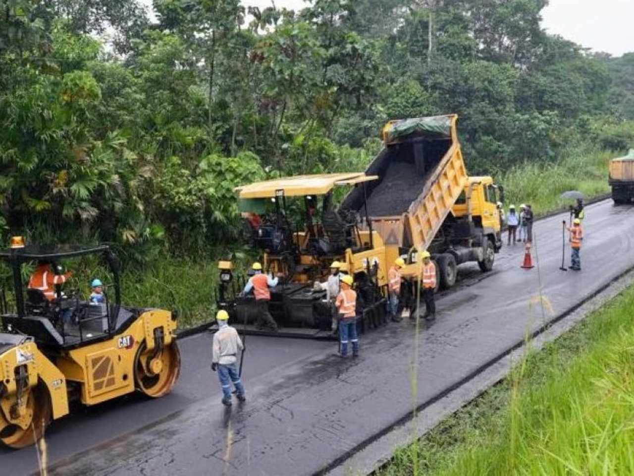 Avanza mantenimiento de la vía Baeza–Coca con inversión superior a USD 37 millones