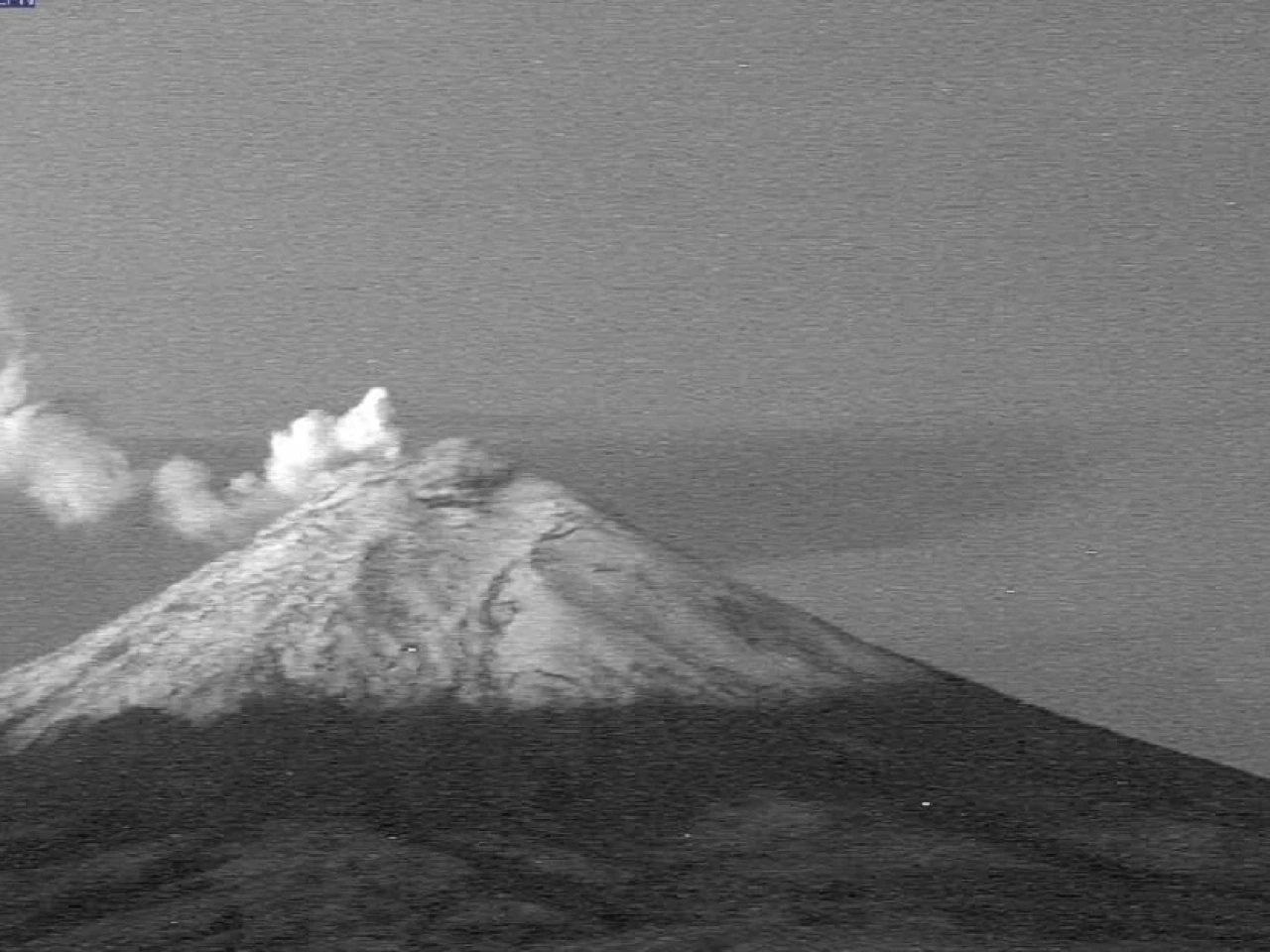 El Cotopaxi emana una columna de vapor y gases de 800 metros