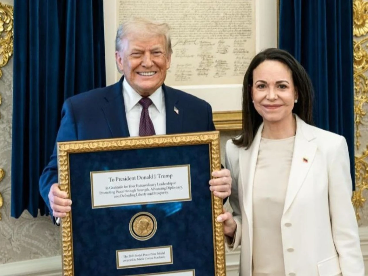María Corina Machado entregó a Donald Trump la medalla del Nobel