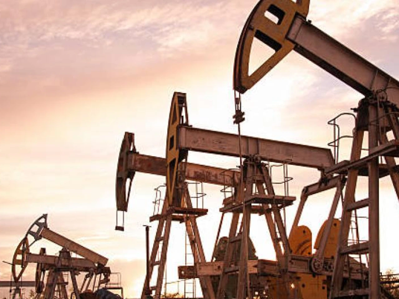 El petróleo WTI, referente de Ecuador, cayó 3 % por miedo a una recesión