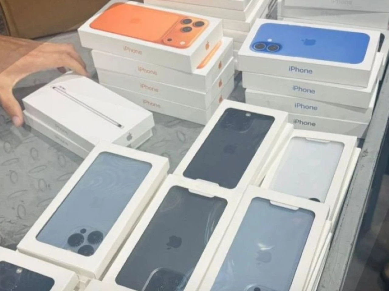 Senae frustró ingreso de más de 1.200 celulares en el Aeropuerto de Quito
