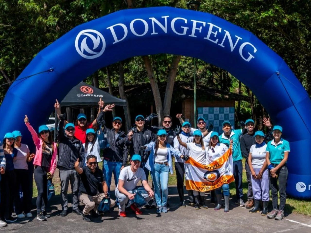 Dongfeng Maresa retira más de 450 libras de basura del río San Pedro en Quito