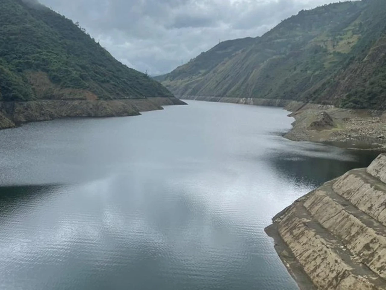 ¿Por qué el embalse Mazar pierde más del 50 % de su reserva? Se encienden alarmas sobre el sistema eléctrico en Ecuador