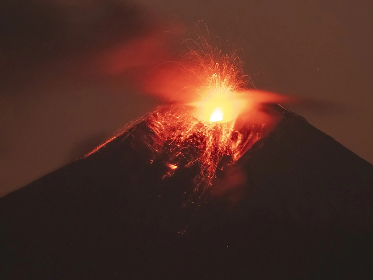 La caída de ceniza del Sangay persiste