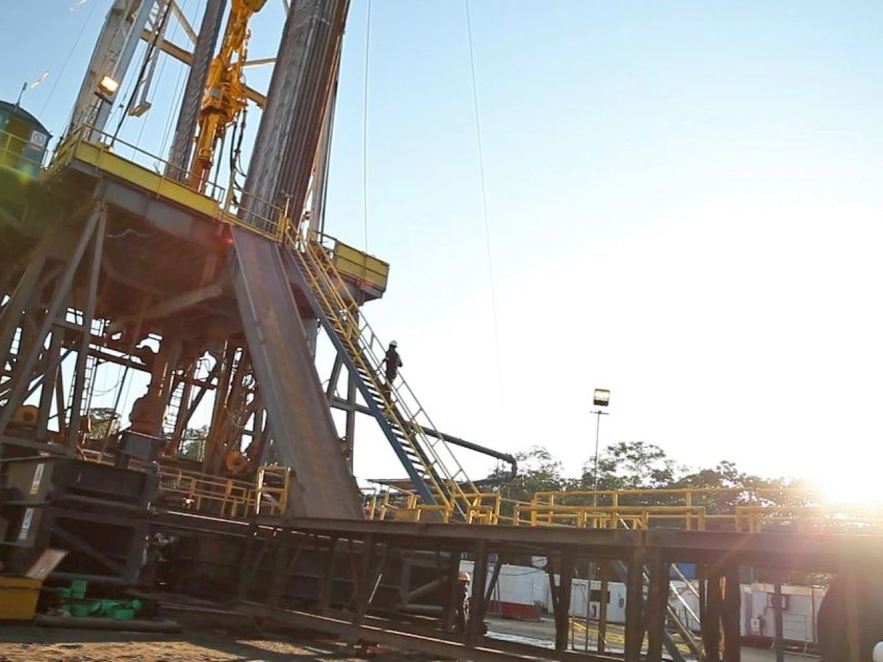 Gobierno analiza reforma petrolera que redefiniría el rol de Petroecuador