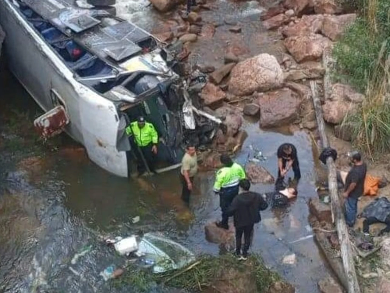 Accidente de bus dejó 4 muertos en el límite de Azuay y Loja