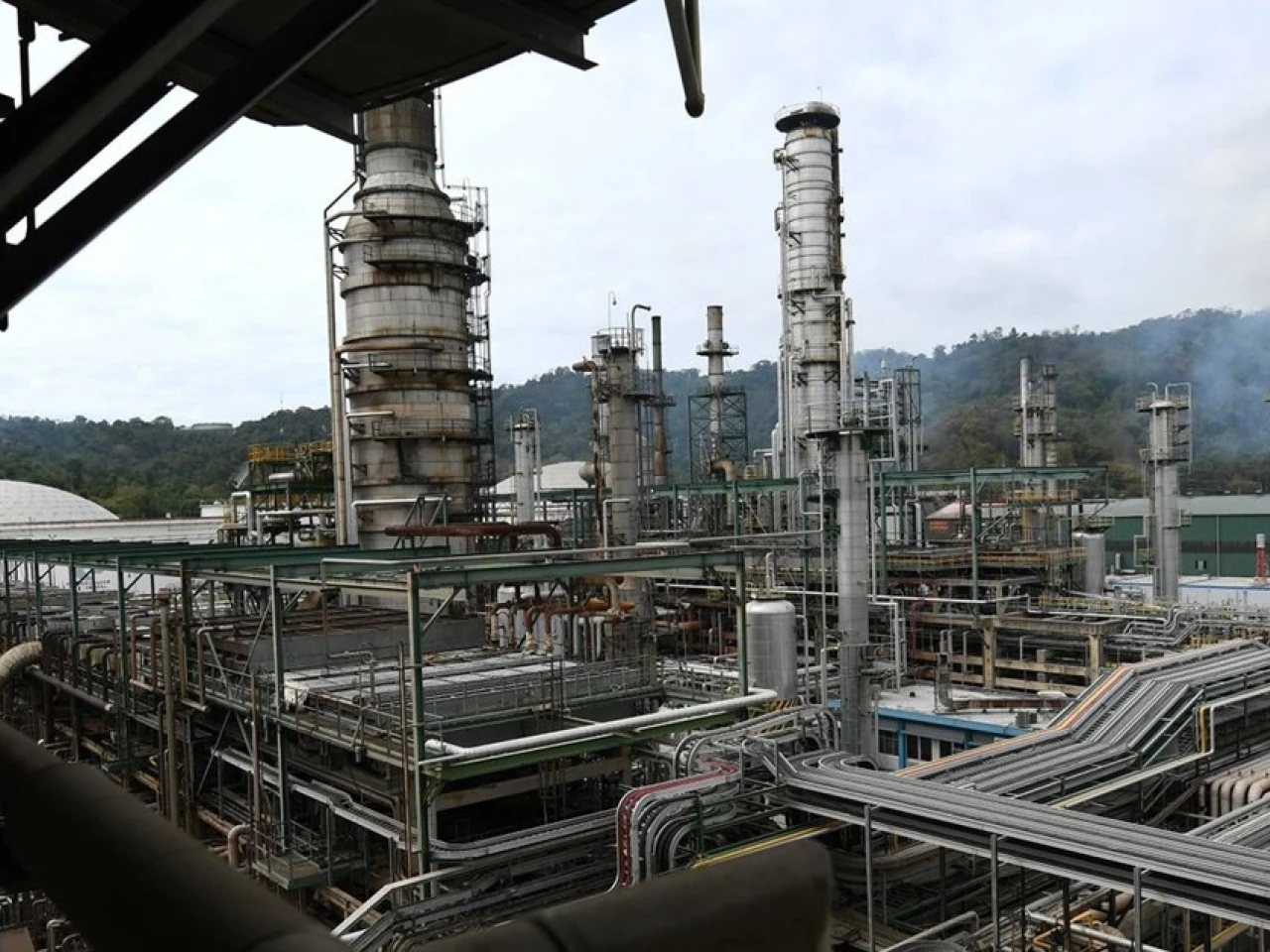 Las 3 refinerías produjeron más de 63.89 millones de barriles en 2023