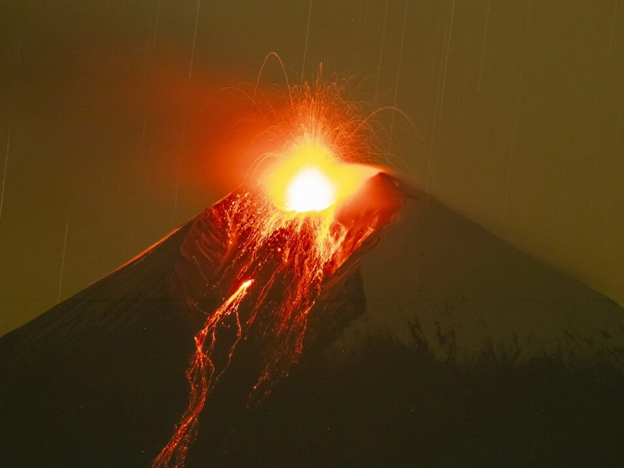 El volcán Sangay mantiene una alta actividad sísmica