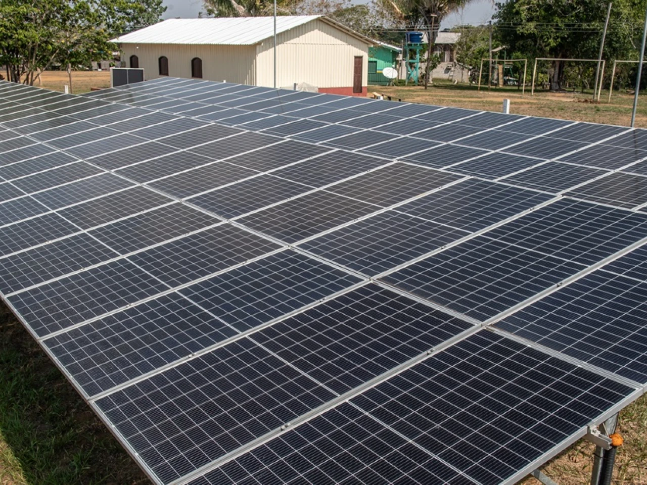 La energía solar alivia el impacto de la sequía en aldeas amazónicas de Brasil