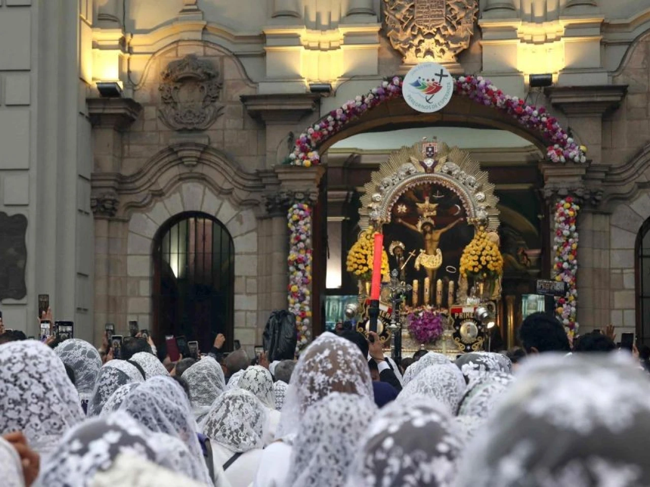Miles de personas llenaron las calles de Lima para venerar al Señor de los Milagros