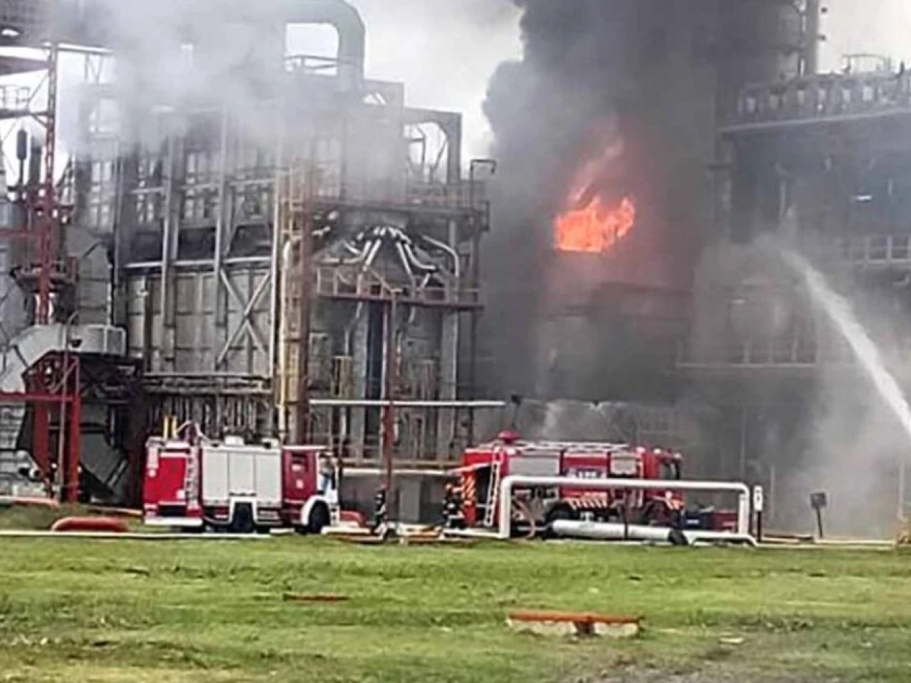 Un incendio afectó refinería de YPF, la mayor de Argentina