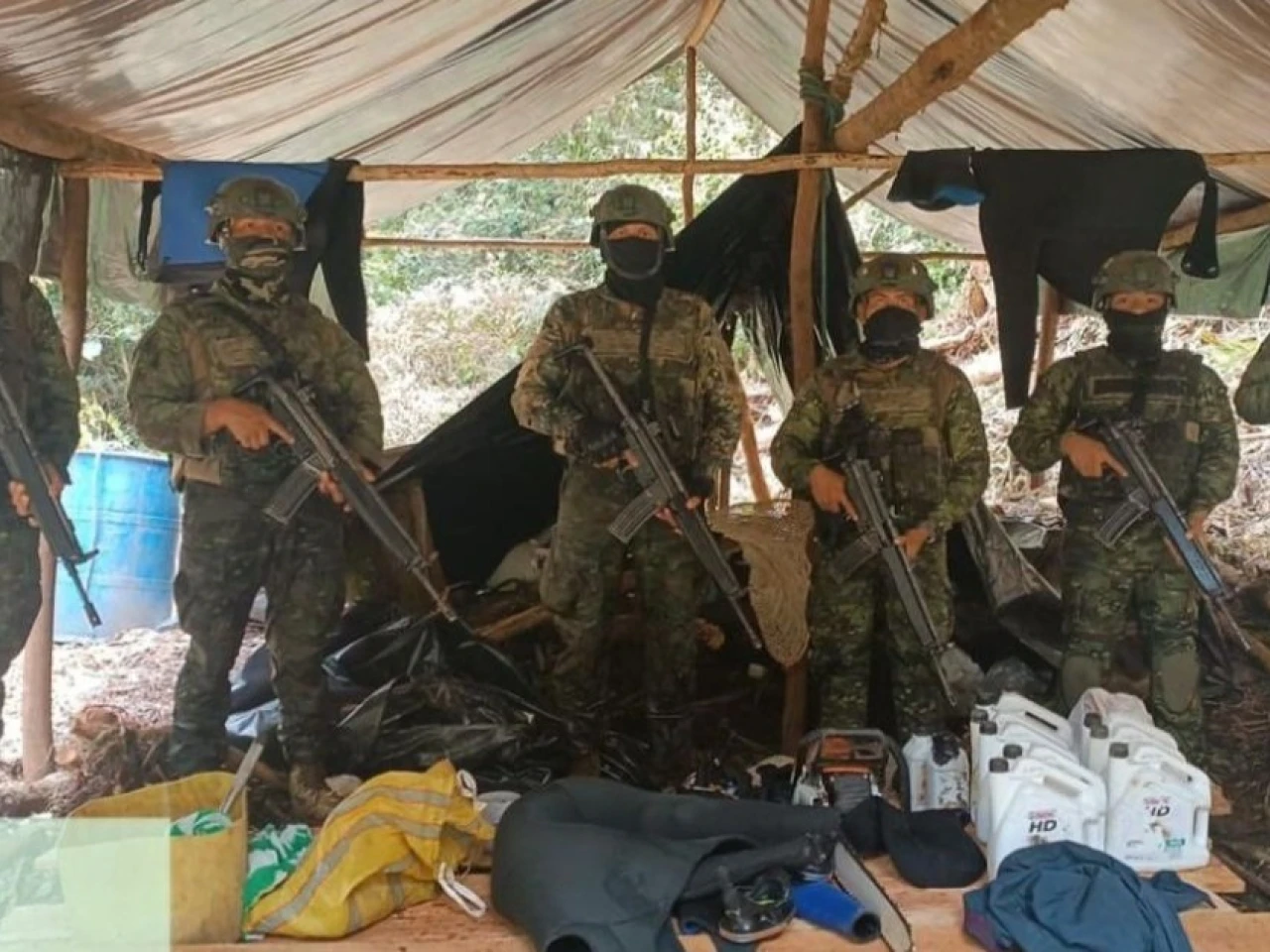 Operativo militar y policial deja seis detenidos por minería ilegal en Limón Indanza