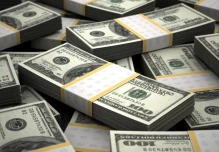 Estudio analiza cómo la experiencia personal influye en la opinión sobre la dolarización en Ecuador