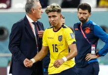 Gustavo Alfaro deja en el aire su futuro al frente de la selección