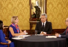 Lenín Moreno dice que Assange es un “problema” que causa “molestia”