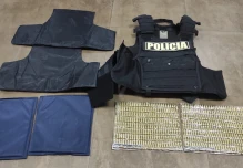 3 policías fueron aprehendidos al intentar meter casi 500 balas a la cárcel de Latacunga