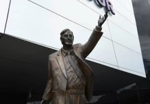 Asamblea pide el retiro del monumento de Néstor Kirchner de la sede de Unasur