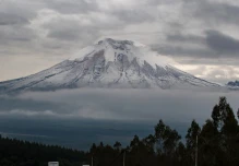 El volcán Cotopaxi sigue emitiendo vapor de agua
