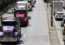 Colombia: Camioneros bloquean 5 carreteras en protesta por alza del diésel