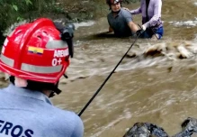 Bomberos rescataron a una pareja atrapada por crecida de río