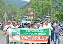 Mineros de Zamora Chinchipe marchan en contra de la empresa Cumbaratza
