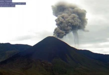 Volcán Reventador emana columnas de vapor y ceniza de 1 000 metros
